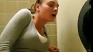 Hermosa con un vestido de noche se encuentra videos caseros amateus inmediatamente con dos hombres