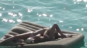 Mamá lesbiana se folla a su hija con un arnés en el culo xxx videos caseros pornos y la deja besar su coño