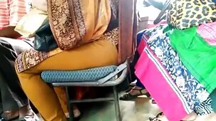 Mamá sexo casero gratis en ropa interior roja oscura seduce a un chico joven