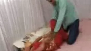 Hombre en la piscina se folla a la esposa de un amigo con un beso porno casero maduras en los labios