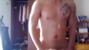 Besos negros con un pirno casero miembro grande en el dormitorio dos chicas sexy