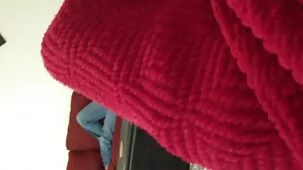 Sexo en el piso del garaje: una joven apartó a su sexo gratis amateur casero novio de una motocicleta