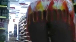 Hizo que la señora de la limpieza trabajara desnuda y la besó. videos caseros pormo gratis