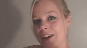 El videos de xeso casero fanático de la masturbación Brett Rossi a veces mira a los miembros