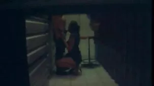Rubia videos caseros en español xxx le pidió a un hombre que besara a su tetona tetona en el culo