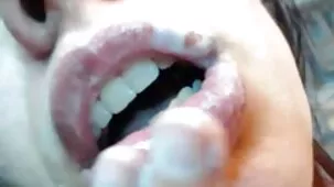 Hombre rubio relajado fumando después del trabajo videos xxx en espanol caseros y besado caliente
