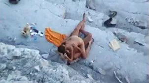 Macho barbudo se folla a pornos caseras xxx morena de coño depilado y acaricia su beso con lengua
