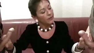 Hermosas chicas videos pornos caseros de mujeres mayores noquearían a su jefe por dos mujeres calientes y un hombre porno en la oficina
