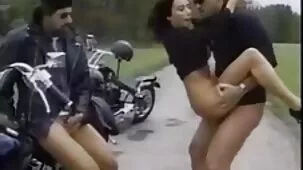 Un alumno besará a una profesora rubia videos xxx caseros amater en calcetines, y el compañero de clase graba todo en un teléfono celular