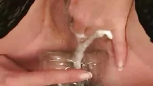 Cuatro hombres follan duro por dos putas con sexo casero petardas un doble beso en anal y las alimentan llenas
