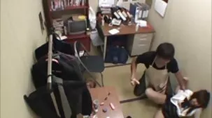 El hermano le pidió a su hermana que le diera el mejor casero xxx un masaje y luego le dio un beso descarado.