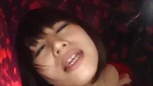 Perra flaca recibe videos caseros xxx2020 semen en la cara y el pecho después de ser besada por un helicóptero en el sofá