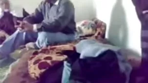 Hermosa en cuerpo dorado cabalga sobre la polla y se videos de sexso casero corre