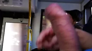 Madre pervertida seduce a la novia de su hija por el pirno caseros culo al porno lésbico