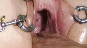 Para que la belleza no duela videos caseros sexo en español durante el sexo anal, el sacerdote lubrica el burro con aceite