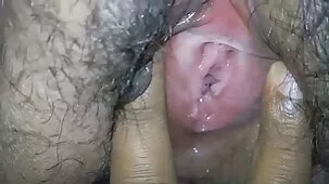 MILF muestra su xxx caseros amateur hermoso culo aceitado y se entrega a un hombre