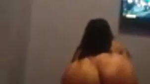 Mientras el marido trabaja, la esposa el mejor video xxx casero se divierte con su jefe y asistente negros