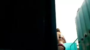 Belleza de lujo traga esperma después de doble videos caseros de orgias anal en gangbang porno