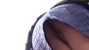Morena hambrienta de videos pornos de trios caseros gratis tetas naturales besará a un extraño en una tienda de ropa