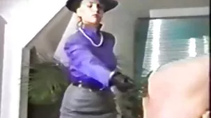 Chica video casero xxx guapa provoca sexo, sienta al chico en su cara y se pone un condón