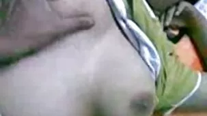 El jefe se acercó al nuevo empleado y disfrutó de buscar videos pornos caseros su pene.
