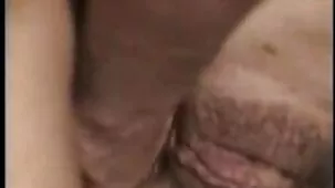 Vine sexo casero para celular a visitar a una mulata, y ella se inserta en el culo polla artificial