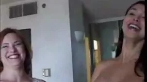 Rubia en calcetines blancos ver videos sexuales caseros se relaja afeitada por su coño en una gran polla