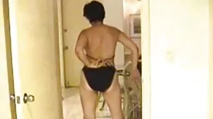 Cuando un amigo no está en casa, su madre encontrará videos caseros relaciones sexuales algo que hacer con el invitado.