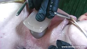 Hermosa rubia chupa la polla de un hombre negro, le mete en videos caseros porno en vivo el coño y recibe esperma dentro