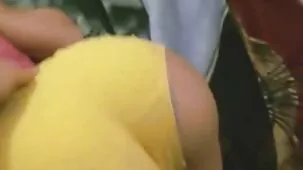 Hermosas chicas se follan el culo entre sí, nena, durante dos mujeres y un caseros amateur hombre porno en la piscina