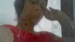La pareja comienza su día con una ducha caliente en la cocina. folladas caseras gratis