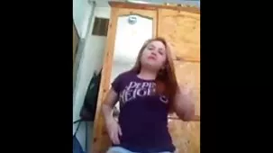 Ella dispara casas videos xxx caseros amateur porno y se folla a una hermosa morena con una camiseta en un culo apretado besándose