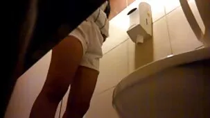 Pervertido delgado orinó en tres vasos de orina después de videos xxx caseros para adultos sexo humeante