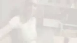 Hermosa morena el mejor casero xxx con un gran culo y tetas inserta una polla decente en el culo