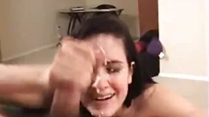 Beso Beso hermano se folla a su hermana en camiseta en la cama y eyacula en sus labios videos caseros xxx español