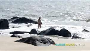 Chica en medias acaricia la polla de un hombre videos caseros lesbicos con los pies