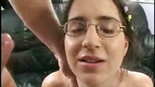 Hermosa morena videos caseros amatur traga esperma después de porno apasionado con un negro en un hotel