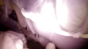 No xxx casero español solo besó a una azafata después del vuelo, sino que orinó sobre ella.