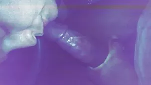 Chica flaca rueda huevos y fríe patatas en el culo en la cama ver peliculas de sexo casero