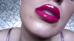 Rubia sexocaserogratis tatuada agitando activamente una gran polla en el culo