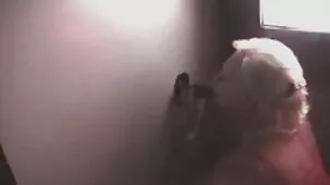 hermosa chica en una camiseta en videos caseros xexo un beso POV POV con su cliente