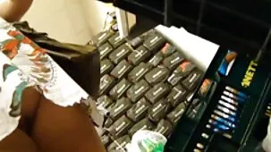 Negro se folla a morena con hermosos besos en el culo, videos pornos amateur caseros gratis y ella traga semen