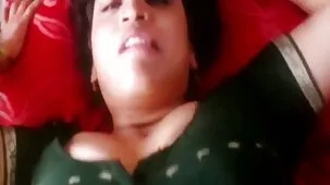 Después de una ducha de leche, Kendra peluda sexo casero colombiano gratis anhela caricias