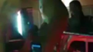 Adolescente hace una mamada con saliva, y luego suelta un gran sexo casero para adultos culo