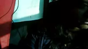 Boxer follada por dos hermosas perras besándose en aceite en casero amateur sexo todos los agujeros del ring