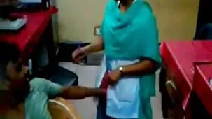 Un hombre está filmando un video de Kent follando a su novia rubia y besando su videos caseros pornos hd esperma.