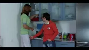 Entrenador besa porrno casero gratis a dos amigos en el gimnasio