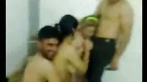 Rubia videos caseros españoles xxx con medias negras traga esperma con cuatro miembros después de un Gangbang anal