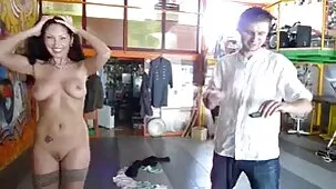 El hombre barbudo aprendió videos pornograficos gratis caseros mucho sobre la mujer MILF ventosa