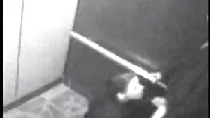 Chica hace una buena mamada y seexocasero pone su coño en un beso con cancelado